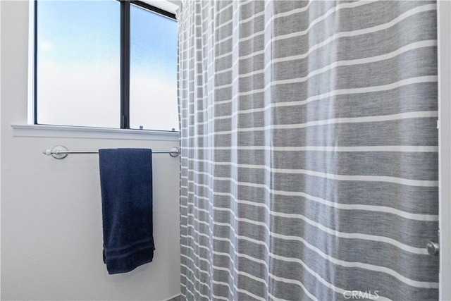 full bathroom featuring curtained shower