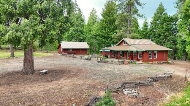 7072 Cranes Nest Rd, Mariposa, CA 95338 - view of front of home featuring a porch, metal roof, and view of scattered trees