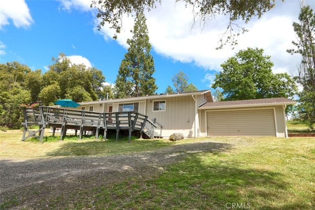3820 Pinecrest Dr, Mariposa, CA 95338 - ranch-style house featuring a front yard, a wooden deck, an attached garage, and driveway