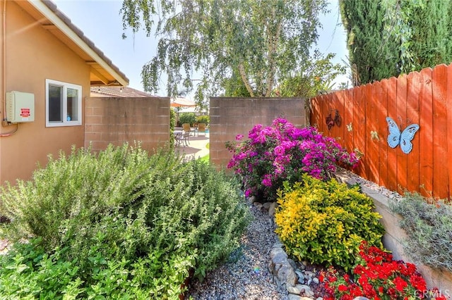 161 W Loretto Ct, Claremont, CA 91711 - view of yard with fence