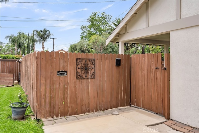 4775 Somerset Dr, Riverside, CA 92507 - gate featuring fence