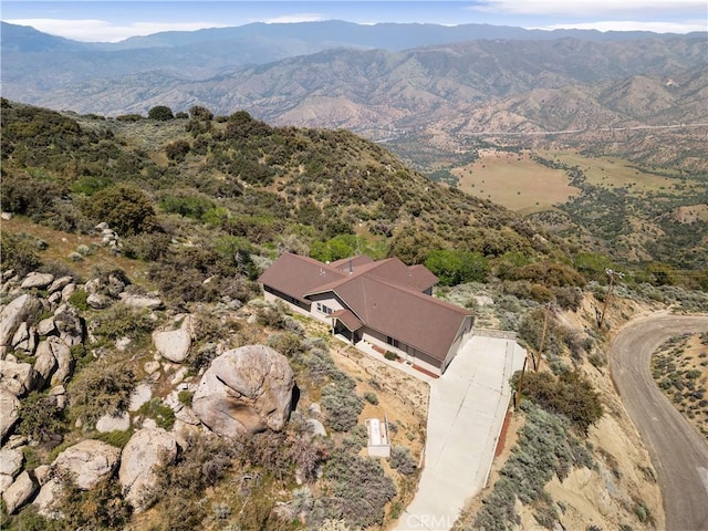 aerial view of property's location featuring mountains