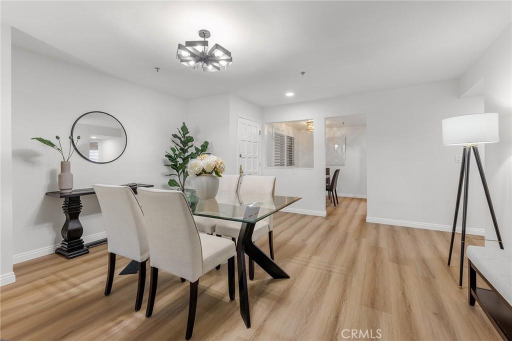 625 E Del Mar Blvd Unit 106, Pasadena, CA 91101 - dining room with a chandelier, light wood-type flooring, baseboards, and recessed lighting