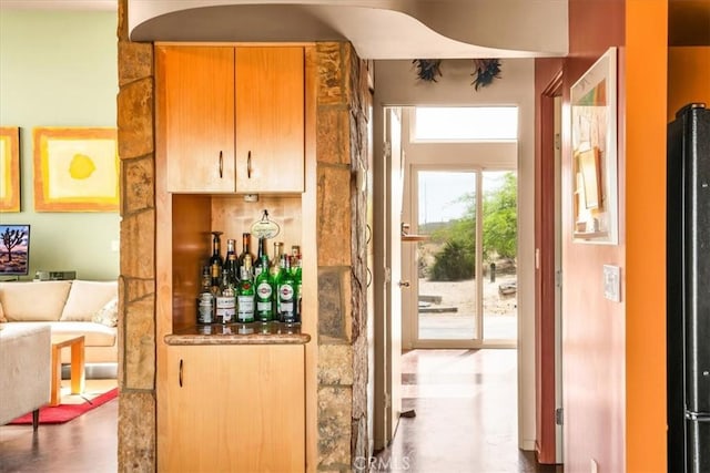 7078 Sunkist Rd, Joshua Tree, CA 92252 - bar with fridge