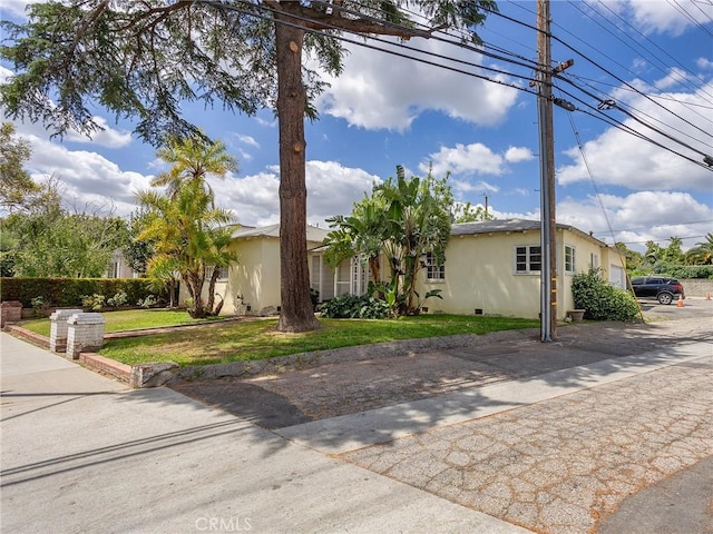 137 N Rose St, Burbank, CA 91505 - view of front of home featuring stucco siding and a front yard