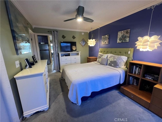 470 S Calle Encilia Unit B11, Palm Springs, CA 92262 - bedroom with carpet floors, crown molding, a textured ceiling, a ceiling fan, and freestanding refrigerator