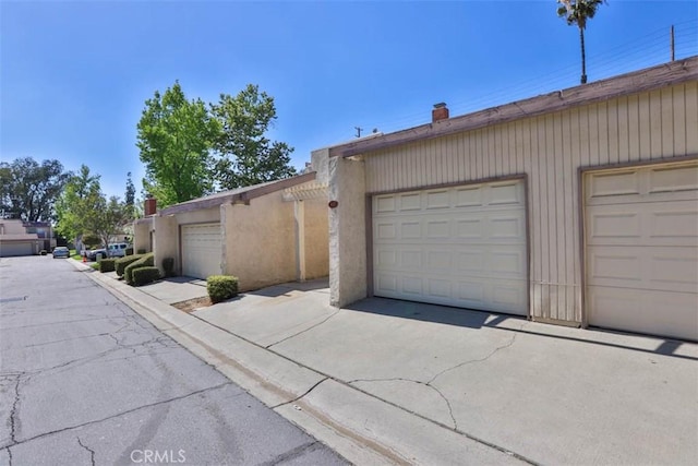 845 Daffodil Dr, Riverside, CA 92507 - view of garage