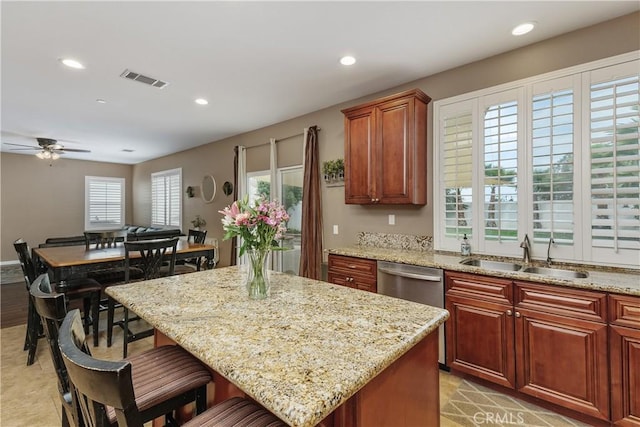 1709 Duncan Way, Corona, CA 92881 - kitchen featuring a sink, a kitchen breakfast bar, ceiling fan, recessed lighting, and a center island