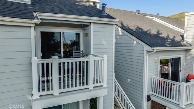 150 Cypress Ave Unit 28, Cayucos, CA 93430 - view of side of home featuring a shingled roof and a balcony
