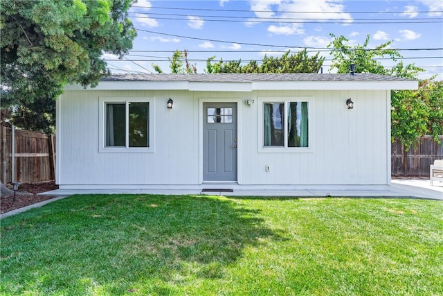 ranch-style house featuring a shingled roof