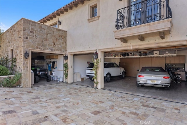 35 Shoreline Dr, Dana Point, CA 92629 - garage featuring decorative driveway