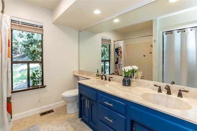 bathroom with baseboards, healthy amount of natural light, toilet, recessed lighting, and a shower with shower curtain