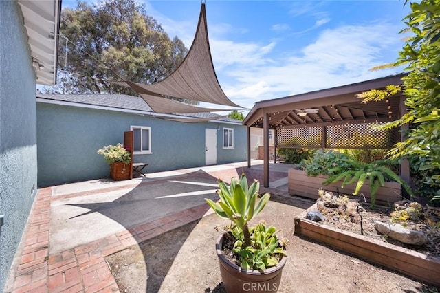 5422 E Harvey Way, Long Beach, CA 90808 - view of patio featuring a vegetable garden