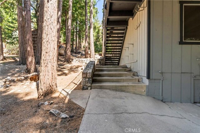 300 Pioneer Rd, Lake Arrowhead, CA 92352 - view of property entrance
