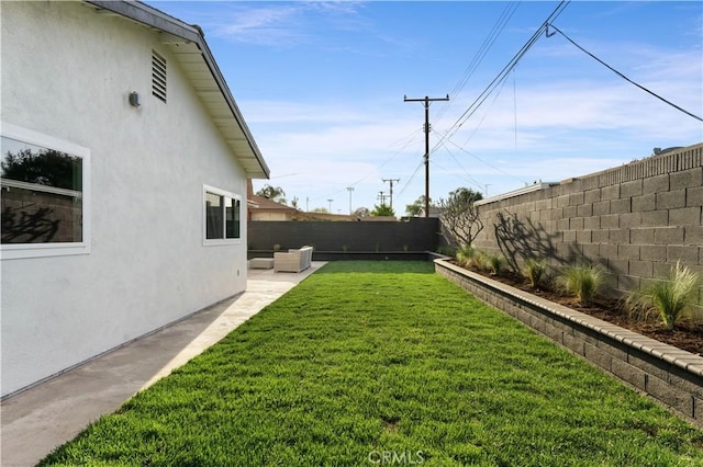 1825 W Carlton Pl, Santa Ana, CA 92704 - view of yard with a patio and an outdoor hangout area
