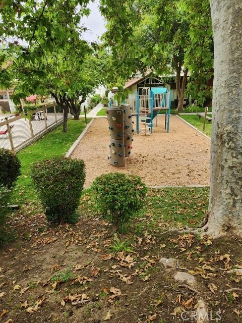 10407 Larwin Ave, Chatsworth, CA 91311 - view of play area