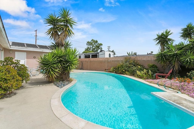6072 Navajo Rd, Westminster, CA 92683 - view of swimming pool featuring a fenced backyard