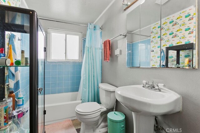 6072 Navajo Rd, Westminster, CA 92683 - full bathroom with shower / tub combo and toilet