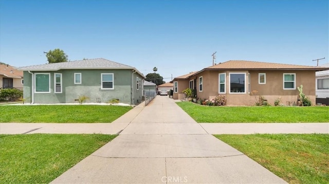bungalow featuring stucco siding and a front yard