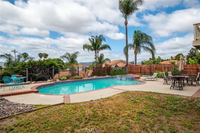 39680 Glenwood Ct, Murrieta, CA 92563 - view of swimming pool featuring a patio and a pool with connected hot tub