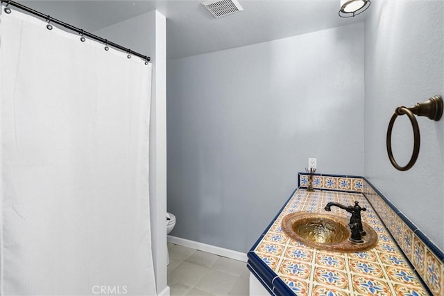 39680 Glenwood Ct, Murrieta, CA 92563 - full bath featuring toilet, baseboards, and vanity