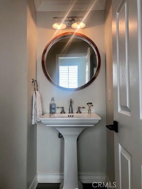 3401 5th Ave, Corona Del Mar, CA 92625 - bathroom with baseboards