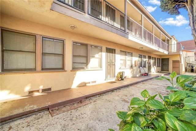 1922 Locust Ave, Long Beach, CA 90806 - rear view of house featuring stucco siding and a balcony