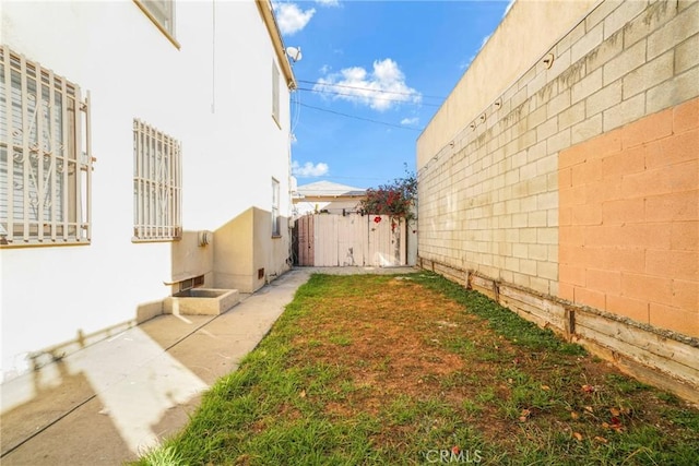 1922 Locust Ave, Long Beach, CA 90806 - view of yard with fence
