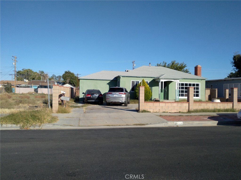 44520 Date Ave, Lancaster, CA 93534 - ranch-style home featuring concrete driveway and fence