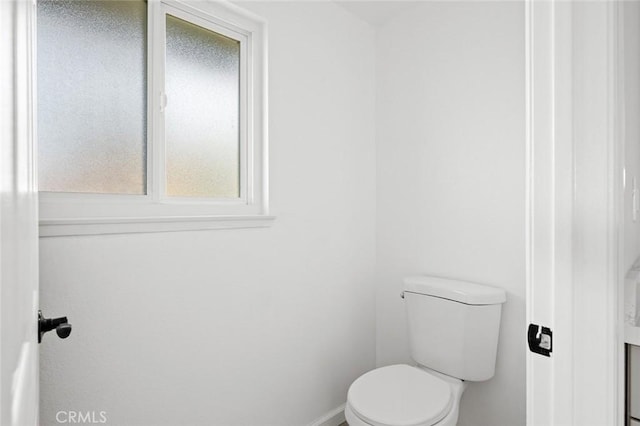 2134 Via Puerta Unit O, Laguna Woods, CA 92637 - bathroom with toilet and baseboards