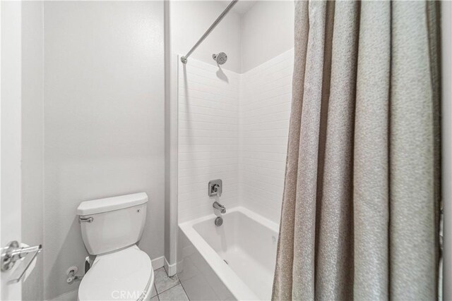 27218 Narrowleaf Willow Ln, Valencia, CA 91381 - full bathroom featuring toilet, tile patterned floors, shower / bath combo with shower curtain, and baseboards