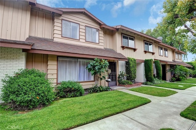 11000 Woodruff Ave Unit 14, Downey, CA 90241 - multi unit property featuring brick siding, a front yard, and board and batten siding
