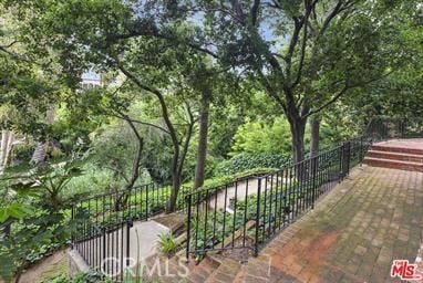 16531 Las Casas Pl, Pacific Palisades, CA 90272