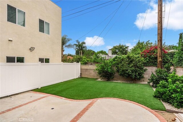 8957 Amigo Ave, Northridge, CA 91324 - view of yard with a patio area