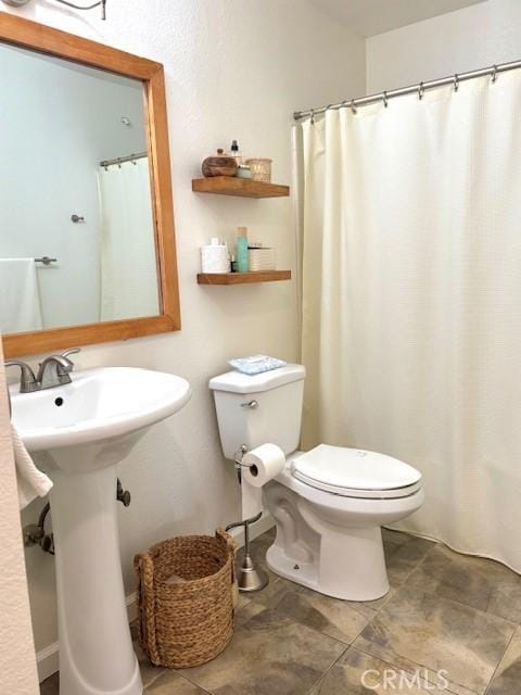 15000 Downey Ave Unit 273, Paramount, CA 90723 - bathroom with toilet, a shower with curtain, and a sink