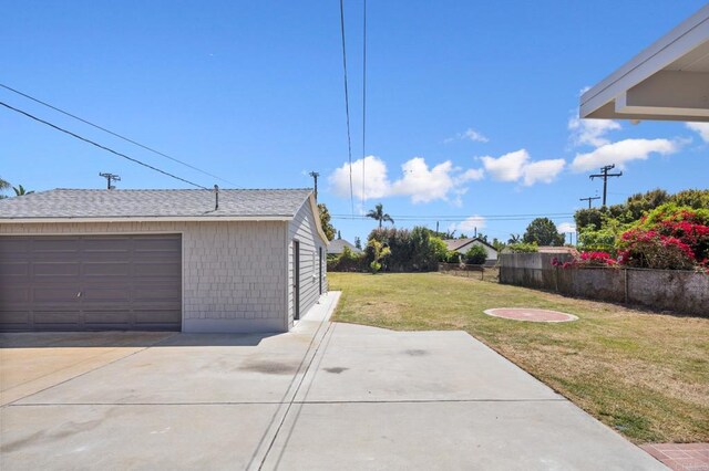 view of yard with a detached garage
