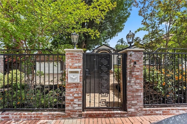 4428 Saugus Ave, Sherman Oaks, CA 91403 - gate featuring a fenced front yard