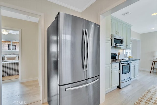 524 N Paulina Ave, Redondo Beach, CA 90277 - kitchen featuring stainless steel appliances, light wood-style flooring, crown molding, a ceiling fan, and baseboards