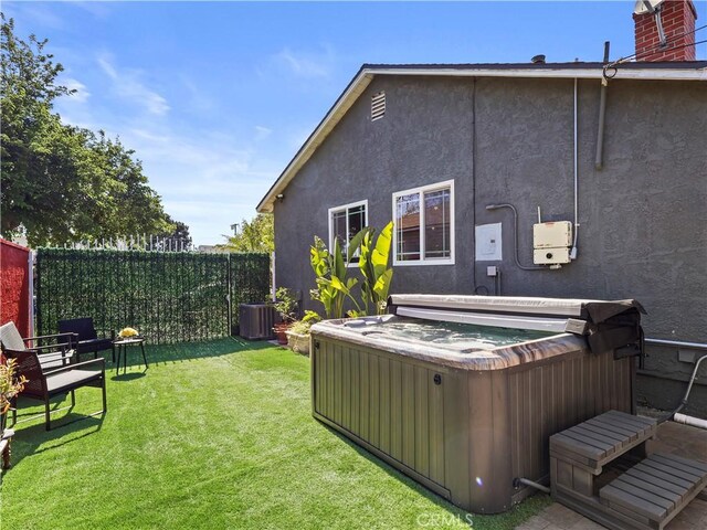 8110 Lesner Ave, Lake Balboa, CA 91406 - view of yard with a hot tub