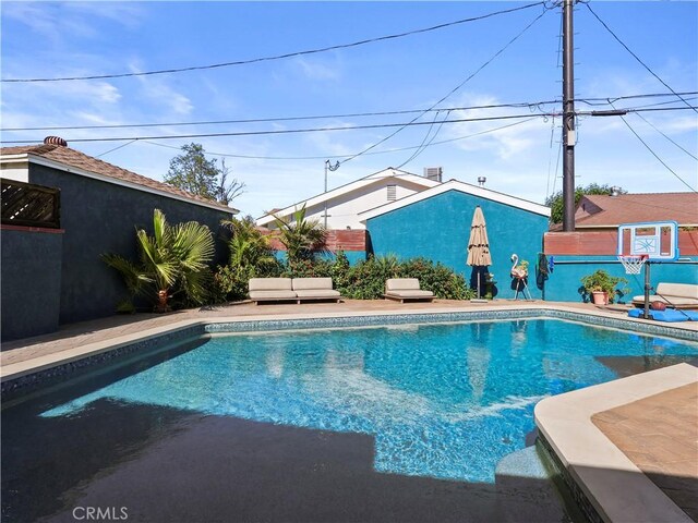 8110 Lesner Ave, Lake Balboa, CA 91406 - view of outdoor pool