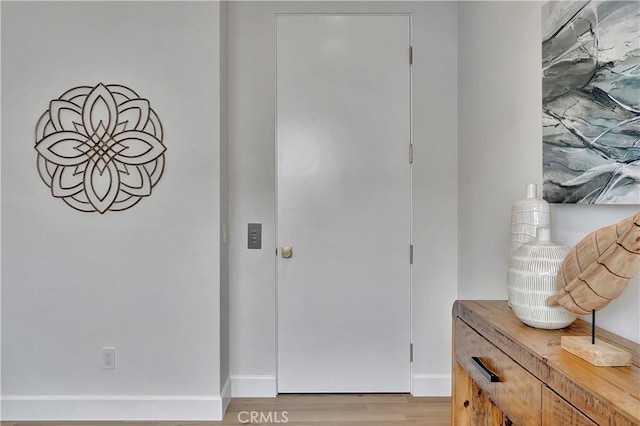 518 8th St, Huntington Beach, CA 92648 - foyer featuring light wood-style floors and baseboards