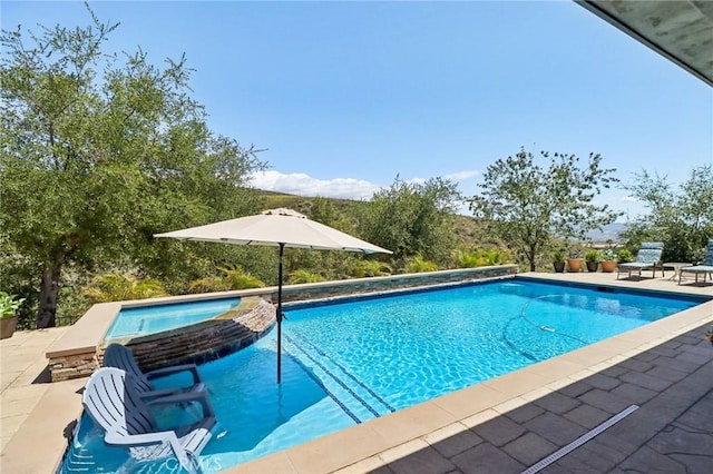 4004 Snowgoose St, Simi Valley, CA 93065 - view of swimming pool featuring a pool with connected hot tub and a patio area