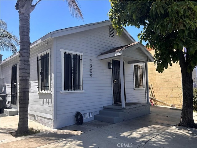 9309 S Broadway, Los Angeles, CA 90003 - view of front of property featuring crawl space