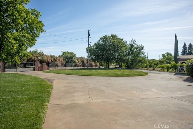 49 Bob Way, Oroville, CA 95965 - view of property's community featuring driveway and a gate