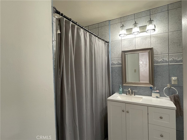 6 Rawhide Ln, Carson, CA 90745 - bathroom with vanity and curtained shower