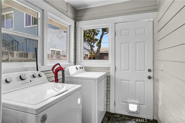 4107 37th St, San Diego, CA 92105 - laundry area featuring independent washer and dryer