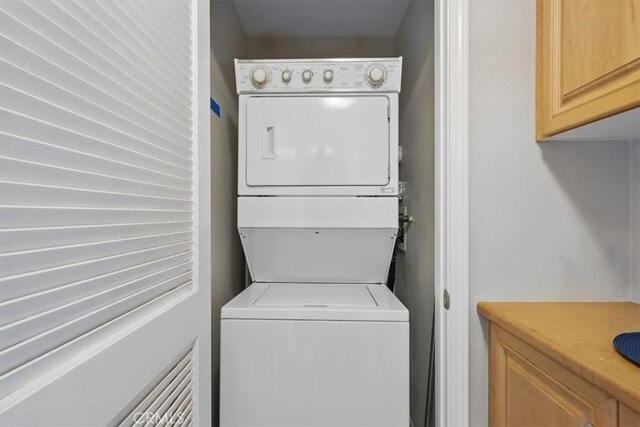 21345 Hawthorne Blvd Unit 126, Torrance, CA 90503 - laundry room featuring estacked washer and dryer