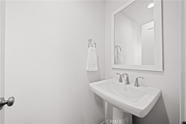 bathroom featuring a sink