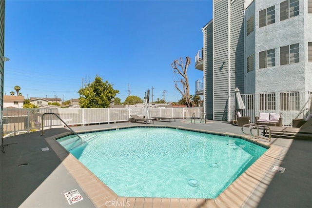 1100 Euclid Ave Unit 108, Long Beach, CA 90804 - community pool with a patio area
