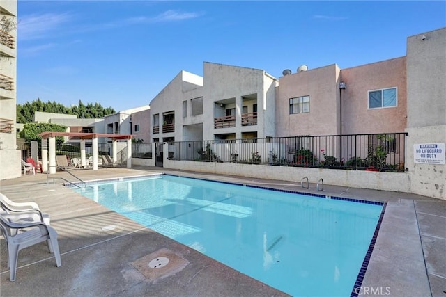 1118 Valencia St Unit 216, Los Angeles, CA 90015 - community pool with fence, a patio, and a residential view
